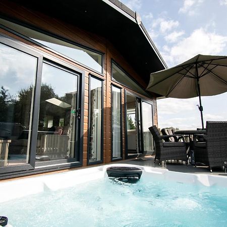 The Crucible Lodge With Hot Tub York Exterior photo