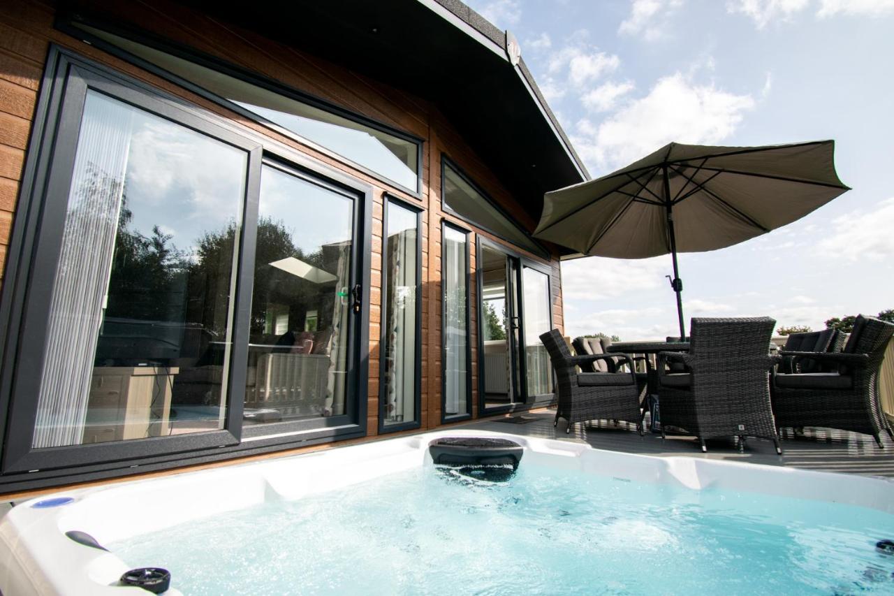 The Crucible Lodge With Hot Tub York Exterior photo